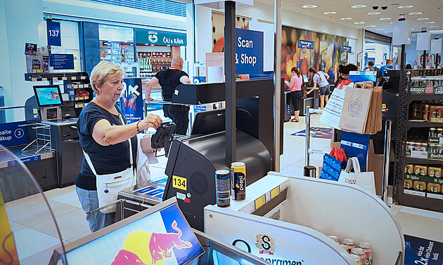 Zahraniční supermarket vyhodil samoobslužné pokladny, sází na lidskou vřelost. Co na to Češi?