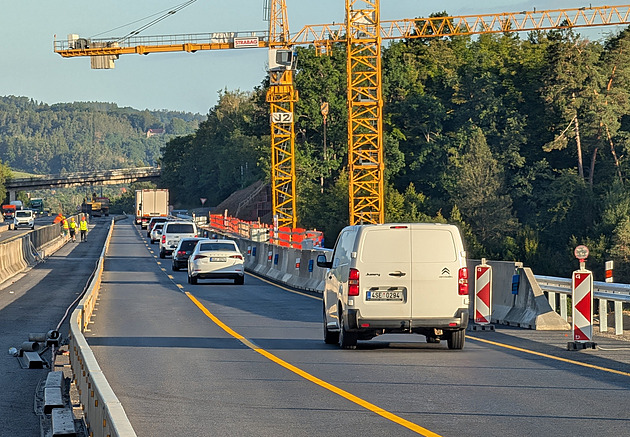 Po části mostu Šmejkalka už jezdí auta, celá oprava za miliardu skončí příští rok