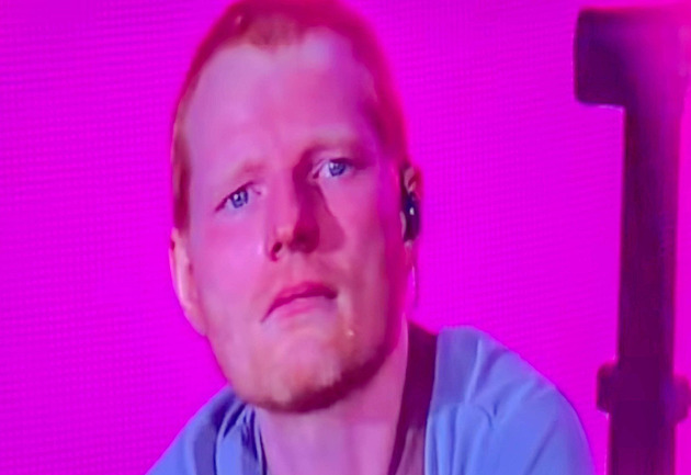 Jeden z nejhorších týdnů vůbec. Po vlně protestů se Sheeran na koncertě rozplakal