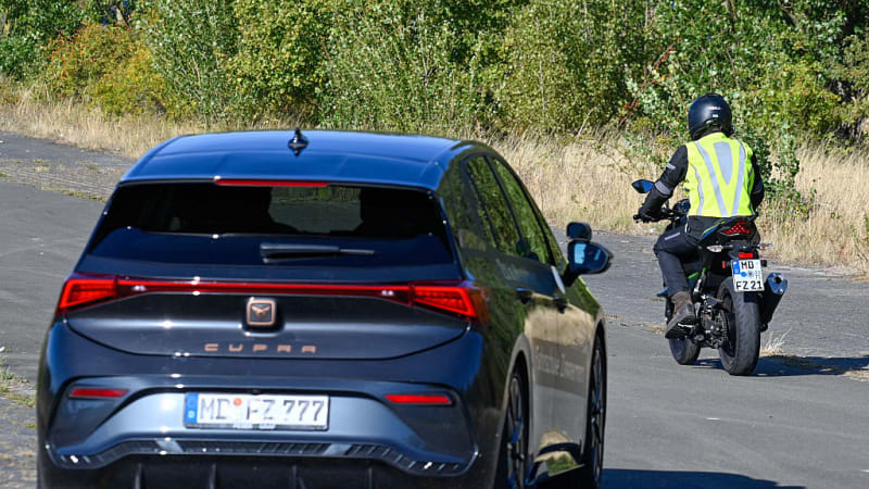 Agresivní jízda v Havířově: Řidič vytlačoval žačku autoškoly na motorce, ukazuje video