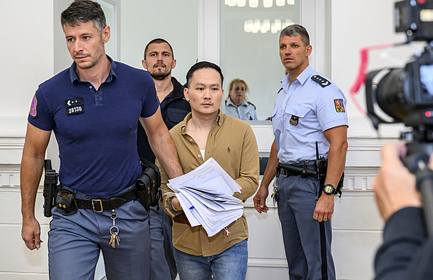 Třináct lidí viní z převážení běženců do Německa, soud sháněl větší jednací síň