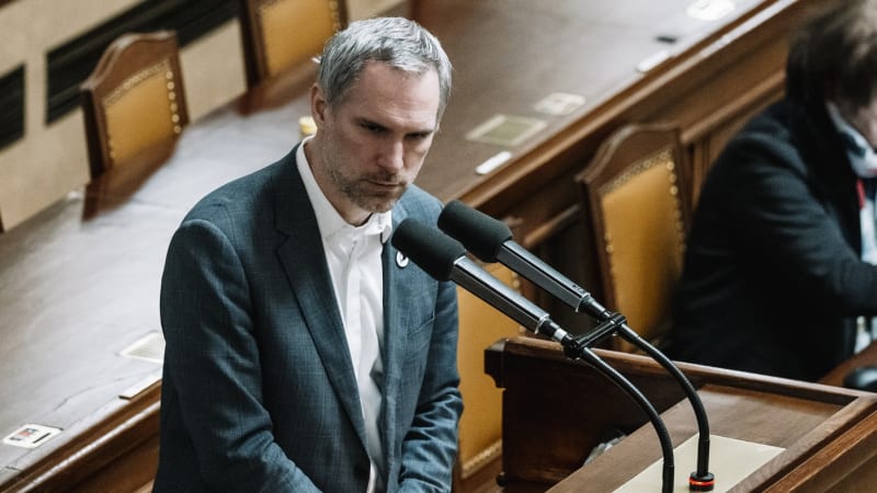 Nevymlouvejte se jako ve školce, tepal Hřib vládu kvůli platům. Jdi do háje, zaznělo v sále