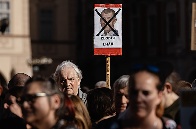 Kritika Babiše i výzva k účasti ve volbách. V Praze demonstrovala tisícovka lidí