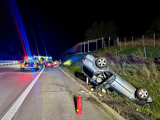 Náraz při nehodě na dálnici vymrštil řidiče z auta, v nemocnici zemřel
