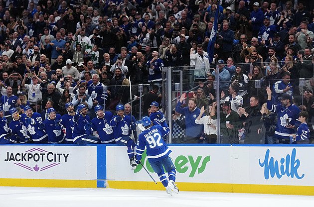 Kritika, přespání u kapitána a velká chvíle. Jednička draftu je v Torontu pod ochranou