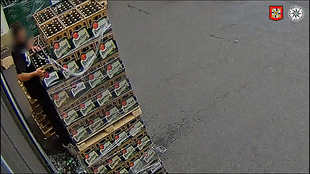 Pivní sázka se zvrtla. Zloděj šplhal po přepravkách, dvakrát se zřítil na zem