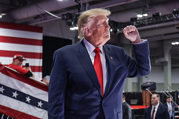 Nevěřím, že Rusko a Čína pomáhají Íránu, kdo to tvrdí, je šílenec, napsal Trump