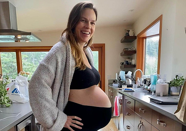 Hilary Swanková čeká v 52 letech třetí dítě. Gratulovala jí i Olga Lounová