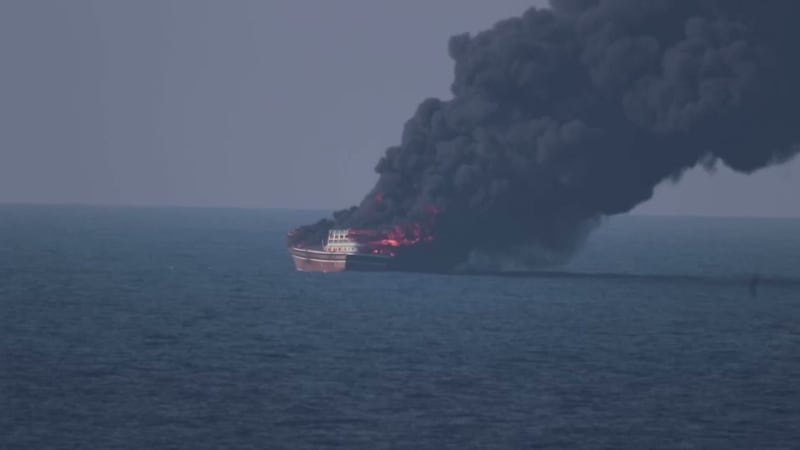 Obří tanker najel na minu a hoří, tvrdí Teherán. Útoky na lodě se v okolí Hormuzu stupňují