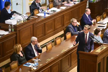 Krajně neobvyklé, hodnotí analytici a politologové noční jednání o poplatcích