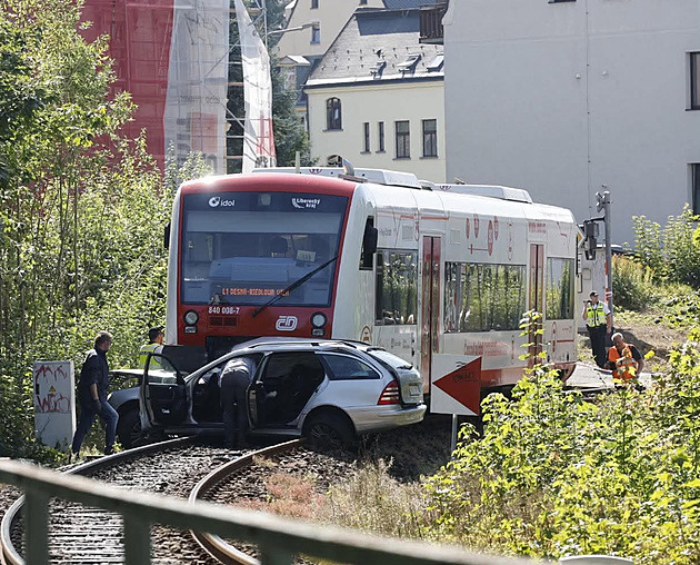 Desítky řidičů ignorují červenou. Na přejezdu v Jablonci přibudou závory