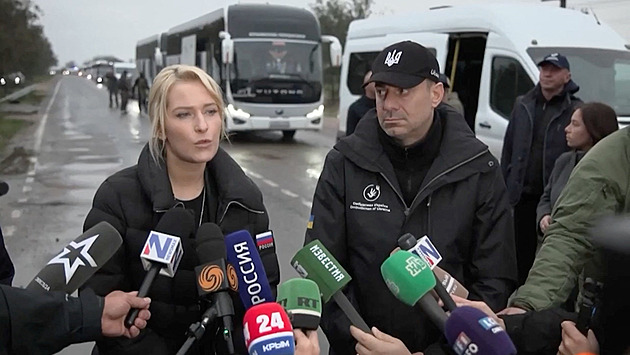 V okupovaných Oleškách začala evakuace, autobusy odvezou stovky lidí